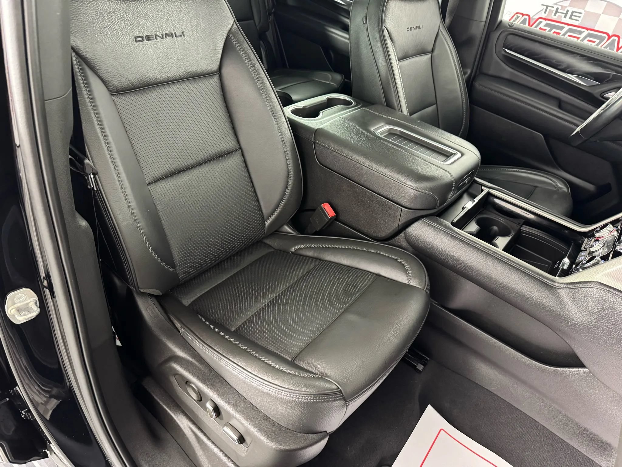 Used 2022 GMC Yukon Denali w/ Advanced Technology Package AWD/4WD image 41