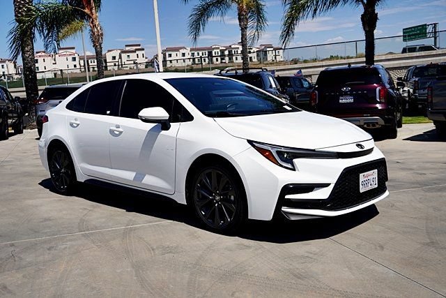 Used 2025 Toyota Corolla SE FWD image 1