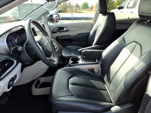 Used 2024 Chrysler Pacifica Touring-L image 24