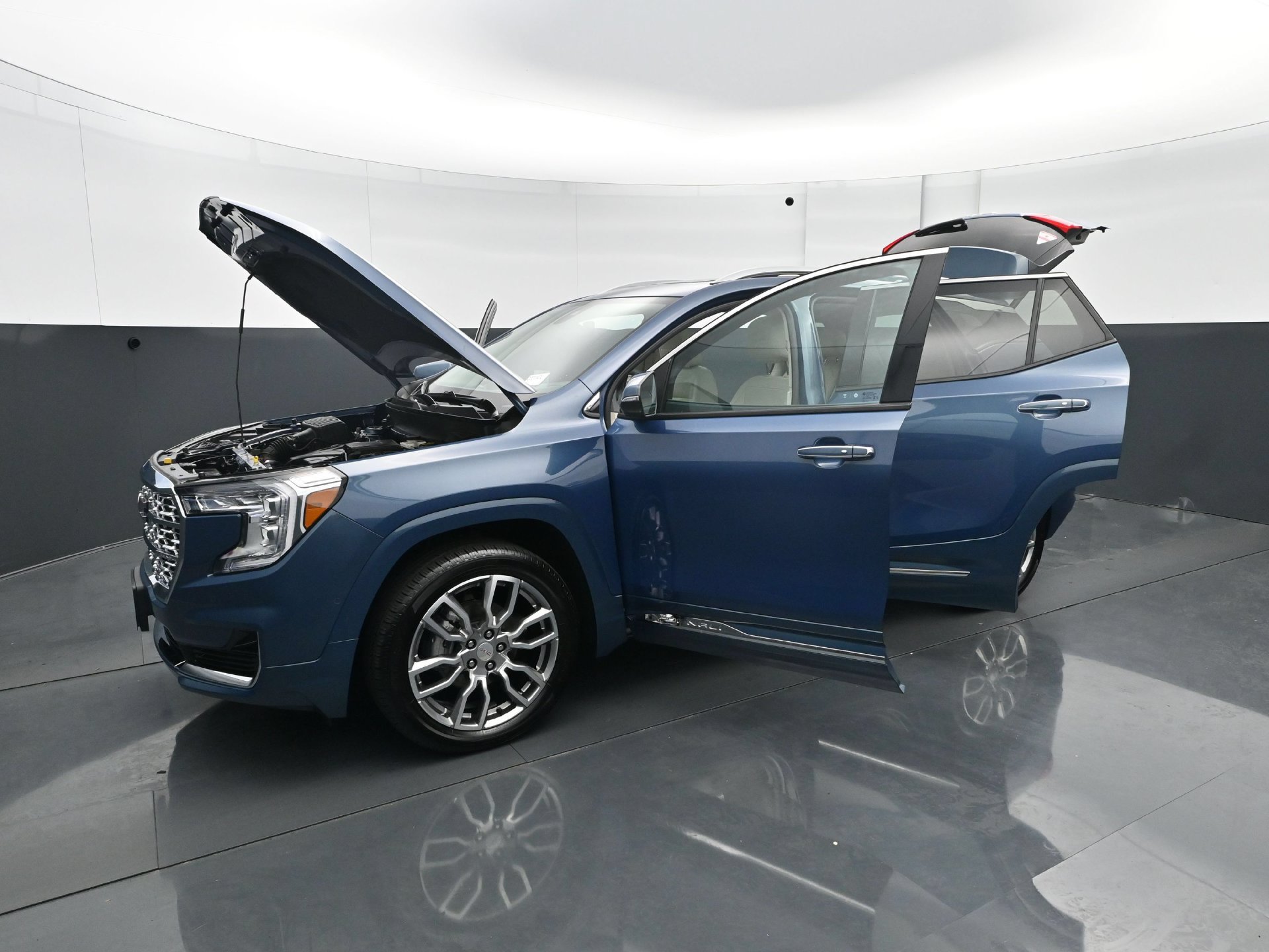 Used 2024 GMC Terrain Denali w/ Denali Premium Package AWD/4WD image 32