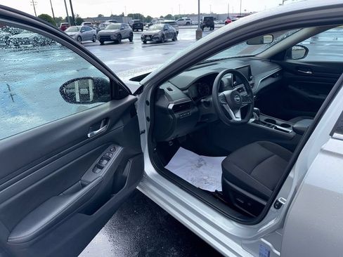 Used 2025 Nissan Altima 2.5 SV FWD image 11