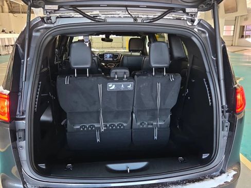 Used 2020 Chrysler Pacifica Touring-L image 10