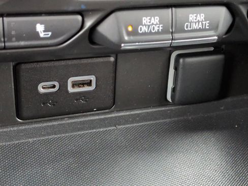 Used 2022 Chevrolet Suburban RST image 31