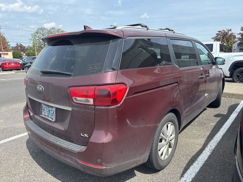Used 2017 Kia Sedona LX w/ LX Essentials Premium Package FWD image 3