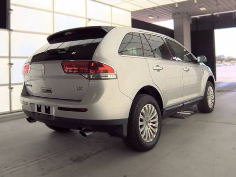 Used 2015 Lincoln MKX FWD image 2