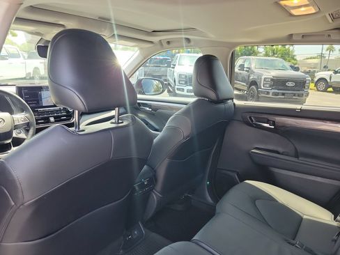 Used 2021 Toyota Highlander Limited AWD/4WD image 15