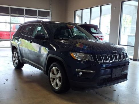 Used 2018 Jeep Compass Latitude w/ Popular Equipment Group AWD/4WD image 3