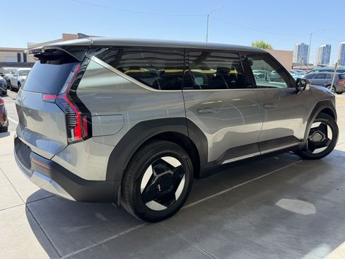 Used 2024 Kia EV9 Light Long Range RWD image 4