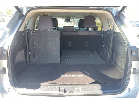 Used 2021 Toyota Highlander LE FWD image 18