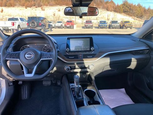 Used 2024 Nissan Altima 2.5 SV image 13