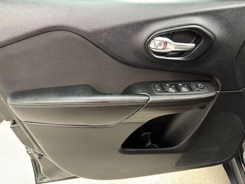 Used 2015 Jeep Cherokee Latitude w/ Cold Weather Group image 14