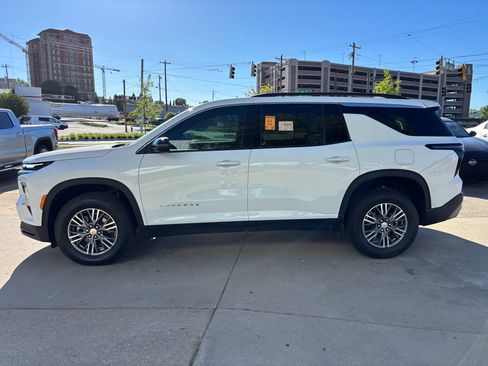 Used 2025 Chevrolet Traverse LT FWD image 5
