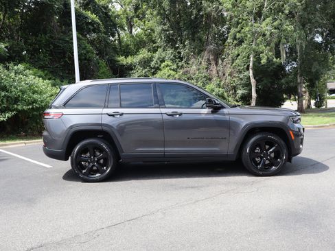Used 2023 Jeep Grand Cherokee Altitude RWD image 5