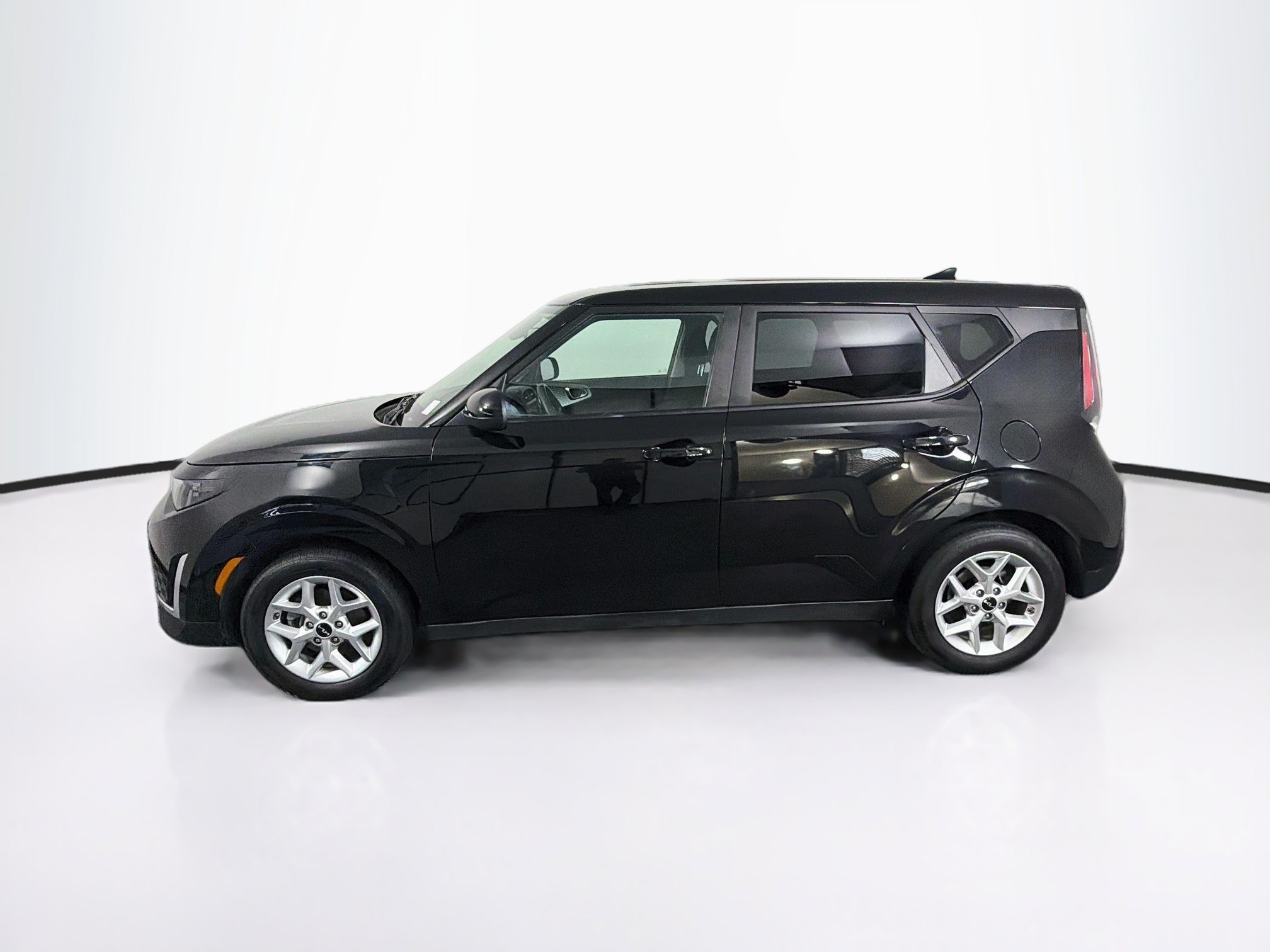 Used 2025 Kia Soul LX w/ LX Technology Package FWD image 4