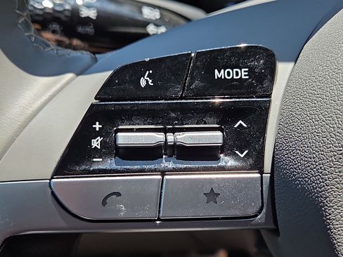 Used 2025 Hyundai Elantra Sport FWD image 21