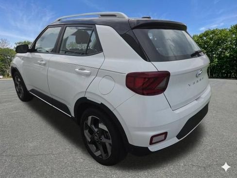 Used 2023 Hyundai Venue Limited FWD image 5