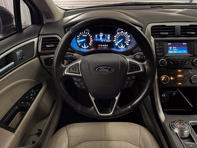 Used 2017 Ford Fusion SE FWD image 14