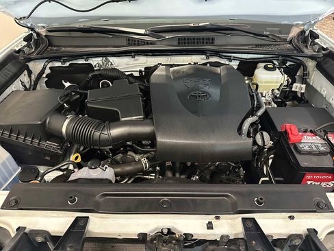 Certified 2021 Toyota Tacoma TRD Off-Road w/ TRD Premium Off Road Package AWD/4WD image 9