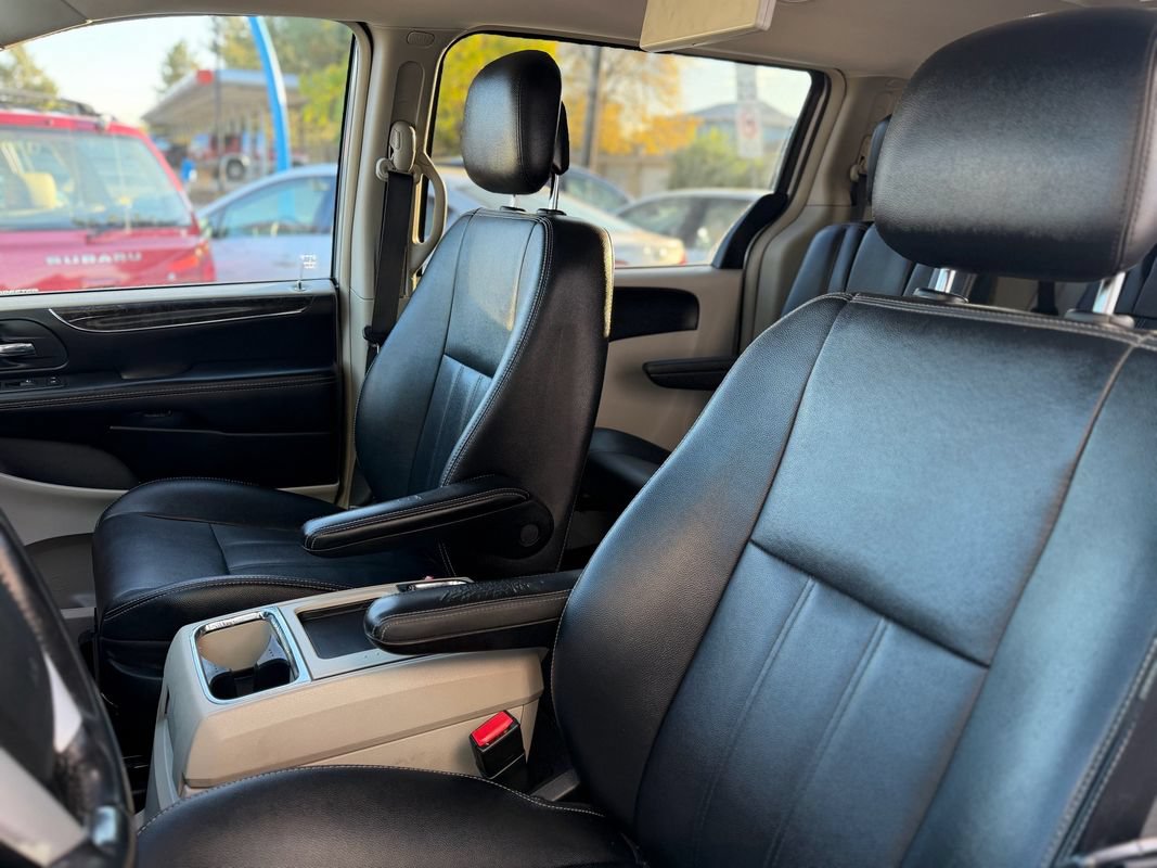 Used 2014 Chrysler Town & Country Touring FWD image 14