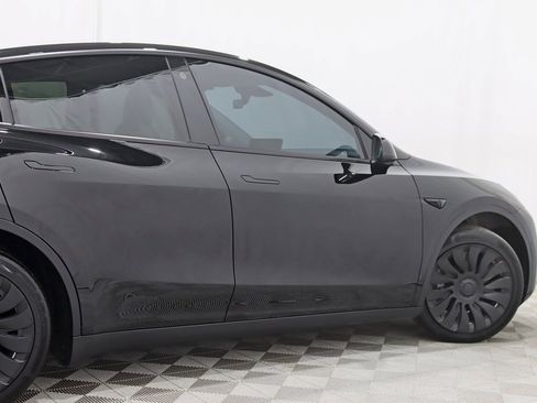 Used 2022 Tesla Model Y Long Range image 10