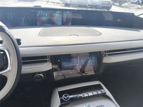 New 2026 Lincoln Navigator L Premier AWD/4WD image 30
