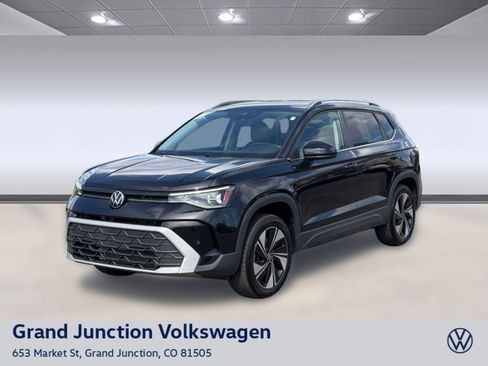 Used 2025 Volkswagen Taos SE AWD/4WD image 1