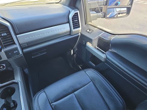 Used 2022 Ford F250 Lariat w/ Black Appearance Package image 11