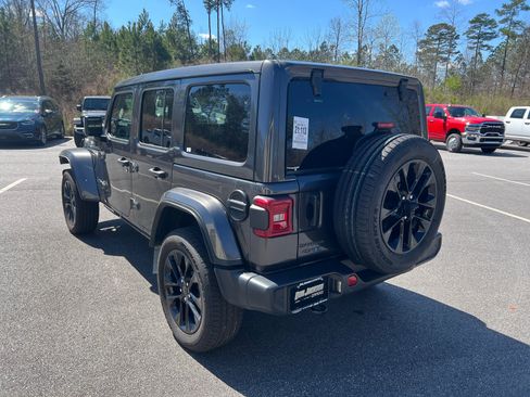 Used 2025 Jeep Wrangler Unlimited Sahara w/ Safety Group AWD/4WD image 8