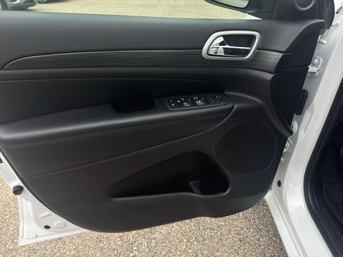 Used 2019 Jeep Grand Cherokee Altitude AWD/4WD image 20