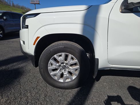 Used 2022 Nissan Frontier SV w/ Technology Package AWD/4WD image 9