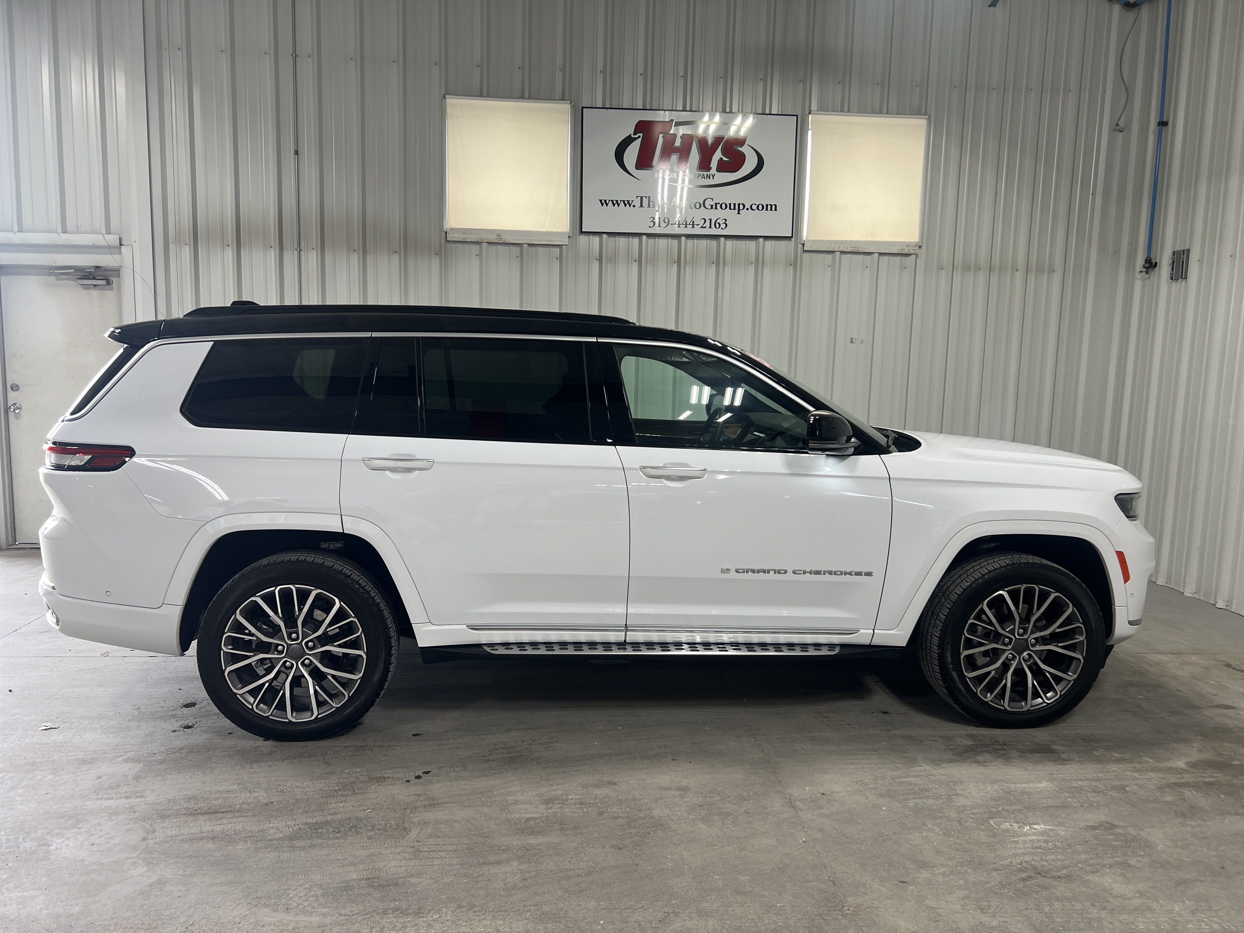 Used 2025 Jeep Grand Cherokee L Summit AWD/4WD image 3