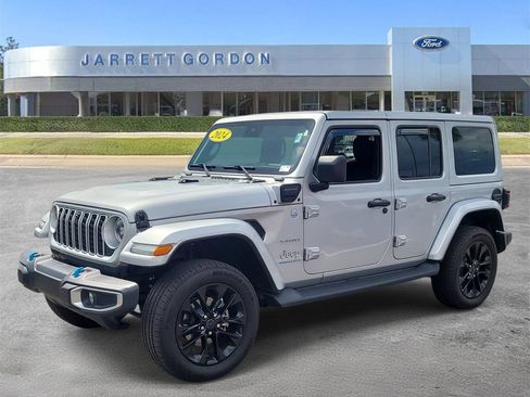 Used 2024 Jeep Wrangler Unlimited Sahara w/ Technology Group AWD/4WD image 2