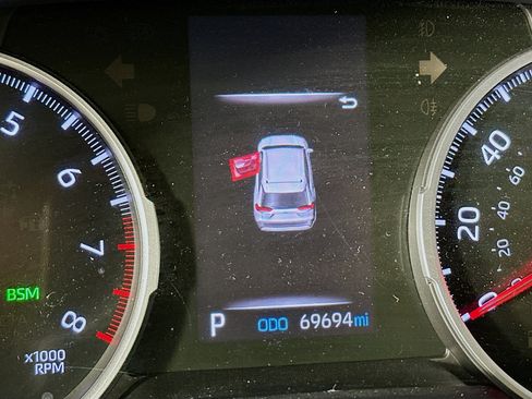 Used 2021 Toyota RAV4 XLE w/ Convenience Package FWD image 18