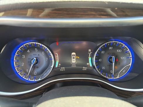 Used 2023 Chrysler Pacifica Limited FWD image 20