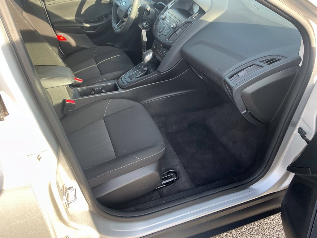 Used 2018 Ford Focus SE w/ Cold Weather Package FWD image 27