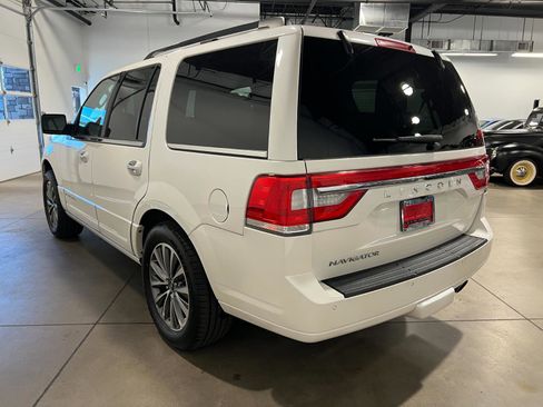 Used 2017 Lincoln Navigator Select image 5