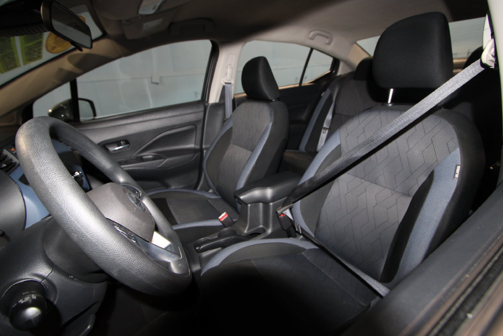 Used 2025 Nissan Versa SV FWD image 4