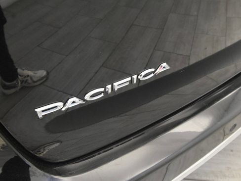 Used 2024 Chrysler Pacifica Touring-L image 31