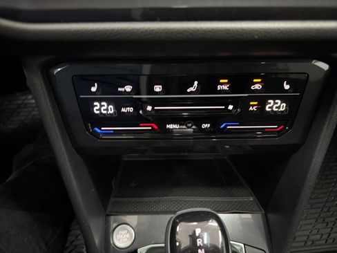 Used 2024 Volkswagen Tiguan SE w/ Panoramic Sunroof Package image 36