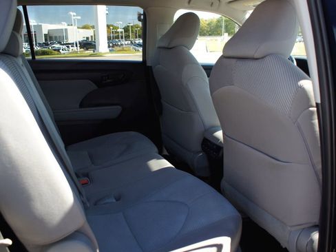 Used 2023 Toyota Highlander LE image 21