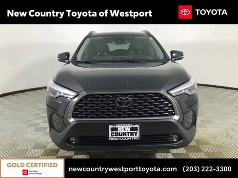 Used 2022 Toyota Corolla Cross XLE image 2