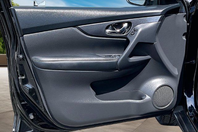 Certified 2017 Nissan Rogue SV w/ SV Premium Package AWD/4WD image 19