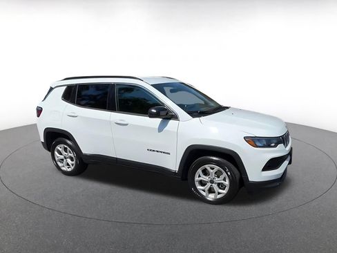 Used 2025 Jeep Compass Latitude AWD/4WD image 2