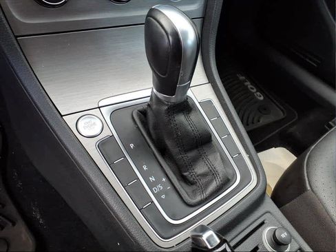 Used 2016 Volkswagen Golf Limited Edition image 17