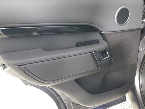 Used 2017 Land Rover Discovery SE image 9