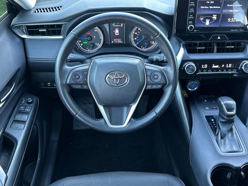 Used 2022 Toyota Venza LE image 16
