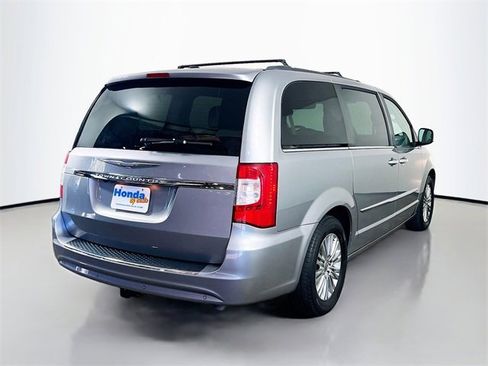 Used 2016 Chrysler Town & Country Touring-L image 7