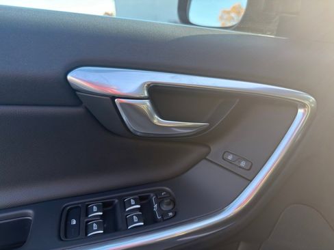 Used 2017 Volvo S60 T5 Inscription image 12