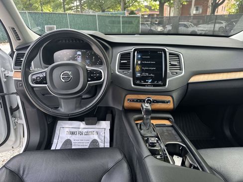 Certified 2022 Volvo XC90 T6 Momentum w/ Climate Package image 20