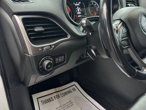 Used 2021 Jeep Cherokee Latitude Plus FWD image 20